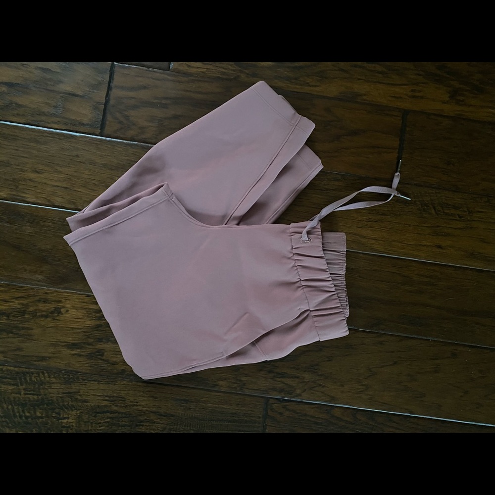 Lulu  keep moving crops in mauve size 6